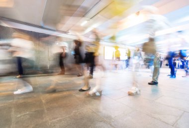 Kalabalık Metro yaya olarak insanlar, bulanık resmi arka plan olarak