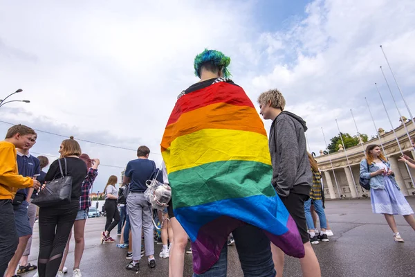 Moskova - Temmuz 14: Ana insanlara Gorki Park kapıya gökkuşağı bayrağı Moskova'da 14 Temmuz giyinmiş. Rusya 2018