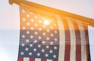 Günbatımı okyanus ve arka plan olarak ABD bayrağı