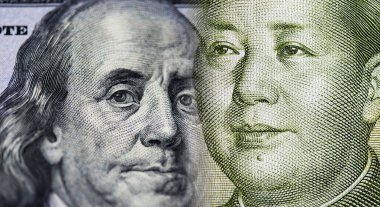 Yakın çekim bize dolarlık banknot ve Çin yuan, kavram resmi yaptırım hakkında