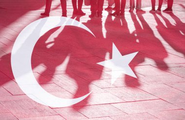 Türk bayrağı ve gölgeler insanlar olarak arka plan, kavram resmi Türkiye'de siyasi durum hakkında