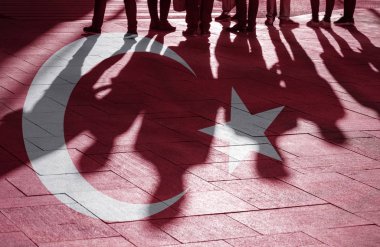 Türk bayrağı ve gölgeler insanlar olarak arka plan, kavram resmi Türkiye'de siyasi durum hakkında
