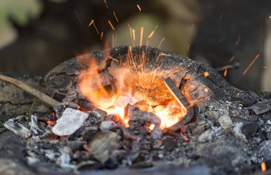 Yakın çekim yangın ve kömür demirhane 