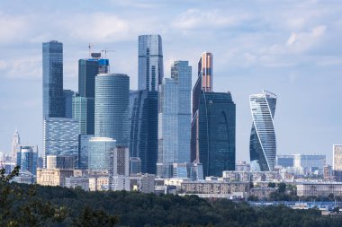 Moskova - Ağustos 19: Serçe Hills, Moscow City iş merkezi 19 Ağustos tarihinde Moskova'da. Rusya 2018