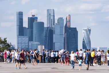 Moskova - Ağustos 19: Serçe Hills insanlara, Moskova'da turistler önünde Moscow City iş 19 Ağustos'ta merkezi. Rusya 2018