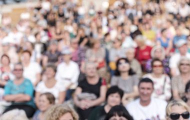Büyük bir grup insan, seyirci, kalabalık bulanık ve arka plan olarak defocused