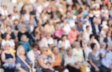 Büyük bir grup insan, seyirci, kalabalık bulanık ve arka plan olarak defocused