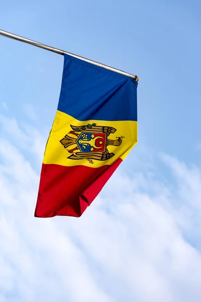 Bandeira Moldavo Contra Céu Azul Imagem Alta Resolução — Fotografia de Stock