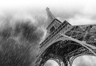 Ağır yağmur ve Eyfel Kulesi Paris, siyah ve beyaz resim sırasında dramatik gökyüzü