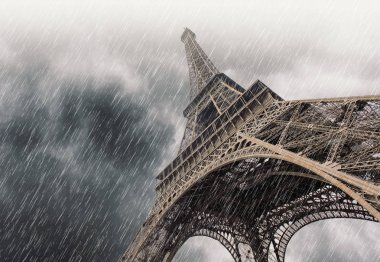 Ağır yağmur ve Eyfel Kulesi Paris sırasında dramatik gökyüzü