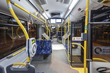 Riga - Ekim 06: Boş bir otobüs on Ekim 06 Riga iç. 2018 yılında Letonya