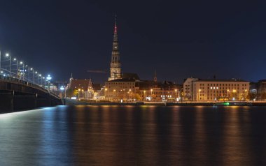 Riga, Letonya, Riga gece eski şehir panoraması muhteşem panoramik manzaralı