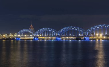 Riga Letonya Demiryolu Köprüsü gece