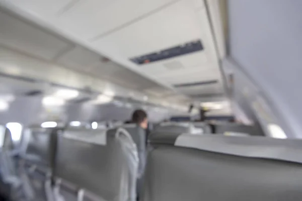흐린된 사진의 배경으로 좌석에 승객으로 비행기의 인테리어 — 스톡 사진