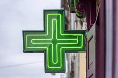 Yeşil bir bina üzerinde çapraz 