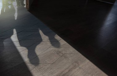 Siluetleri ve gölgeler insanlar açık kapı ile katta