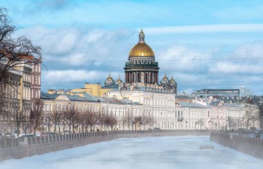 Saint Isaac's Katedrali ve bahar zaman nehirde Saint Petersburg'daki Rusya'nın inanılmaz görünümü