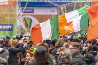 Moskova - Mar 16: Kalabalık kişi 16 Mart tarihinde Moskova'da St.Patrick'ın günde bir park. Rusya'da 2019