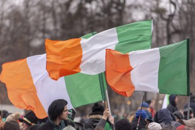 Moskova - Mar 16: Kalabalık kişi 16 Mart tarihinde Moskova'da St.Patrick'ın günde bir park. Rusya'da 2019