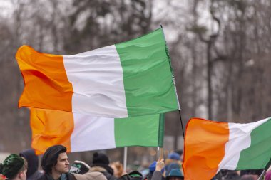 Moskova - Mar 16: Kalabalık kişi 16 Mart tarihinde Moskova'da St.Patrick'ın günde bir park. Rusya'da 2019