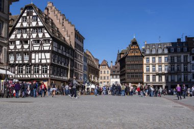 Strasbourg - 27 Nisan: İnsanlar katedral Meydanı Strasbourg sıcak bahar 27 Nisan günü sırasında turist. 2018 yılında Fransa