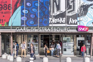 Strasbourg - 30 Nisan: Dış ve Gare de Strasbourg Strasbourg tren garına üstünde Nisan 30 yolcu. 2018 yılında Fransa