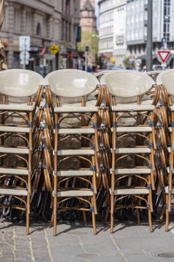 Satır Street Cafe Fransa, bir sokakta Fransız mobilya geleneksel koltukları 