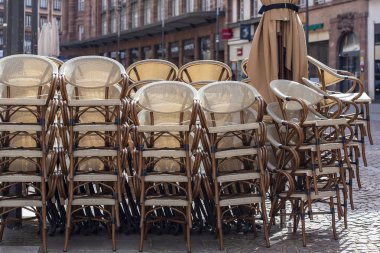 Satır Street Cafe Fransa, bir sokakta Fransız mobilya geleneksel koltukları 