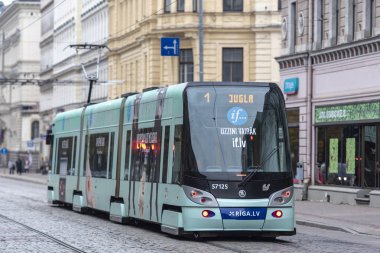 Riga - Ekim 07: Modern tramvay veya Rigas Satiksme Riga üzerinde Ekim 07 sokakta. 2018 yılında Letonya