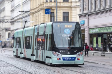 Riga - Ekim 07: Modern tramvay veya Rigas Satiksme Riga üzerinde Ekim 07 sokakta. 2018 yılında Letonya