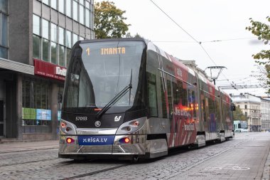 Riga - Ekim 07: Modern tramvay veya Rigas Satiksme Riga üzerinde Ekim 07 sokakta. 2018 yılında Letonya