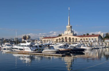 Soçi-Nis 09: deniz Iskelesi ve Karadeniz, 09 Nisan 'da sıcak bahar gününde. 2019 Rusya Federasyonu