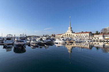 Soçi-Nis 09: deniz Iskelesi ve Karadeniz, 09 Nisan 'da sıcak bahar gününde. 2019 Rusya Federasyonu