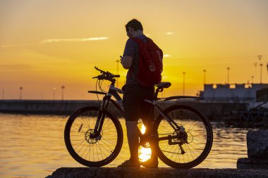 Soçi-Apr 09: Nisan 09 Soçi 'de denizde tanımlanamayan bir bisikletçi silueti. 2019 Rusya Federasyonu