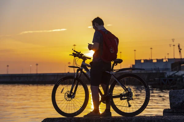 Soçi-Apr 09: Nisan 09 Soçi 'de denizde tanımlanamayan bir bisikletçi silueti. 2019 Rusya Federasyonu