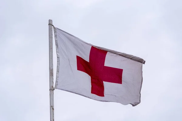 Cruz Roja Bandera Blanca Como Señal Primeros Auxilios — Foto de Stock