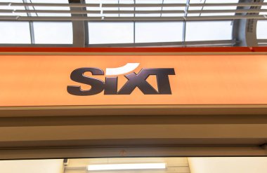 Berlin - Nis 15: Sixt logosu veya Sixt Nisan'da Berlin'de bir araba işareti kiralamak 15. Almanya'da 2019. 105'i aşkın ülkede çok uluslu bir araç kiralama şirketidir.. 