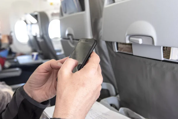 Manos Hombre Sosteniendo Teléfono Móvil Dentro Avión Durante Vuelo — Foto de Stock