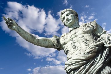 İtalya'da Julius Caesar antik heykeli mavi Gökyüzü karşı izole