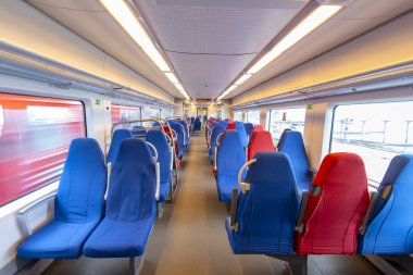 Kırmızı ve mavi koltuklarile bir tren vagonunun boş iç, Rusya