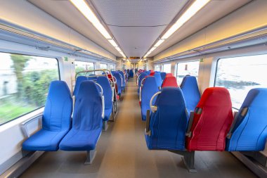 Kırmızı ve mavi koltuklarile bir tren vagonunun boş iç, Rusya