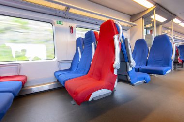 Kırmızı ve mavi koltuklarile bir tren vagonunun boş iç, Rusya