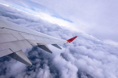 Gökyüzündeki Bulutların Üzerinde Uçan Uçak Kanadı