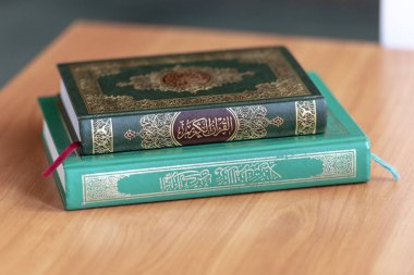 İstanbul - 01 Mayıs: 01 Mayıs'ta İstanbul Camii'nde tahta masa üzerinde Kur'an-ı Kerim'in yakın çekim kitapları. Türkiye'de 2019 