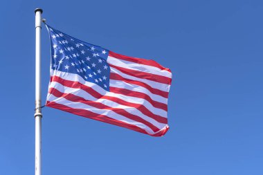 Mavi Gökyüzüne karşı el sallayan Amerikan Bayrağı, Arka Plan olarak el sallayan Abd Bayrağı