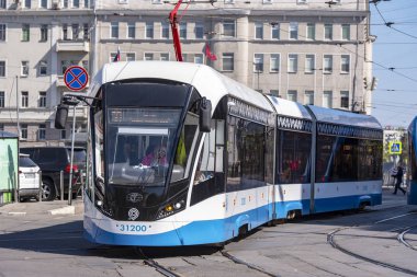 Moskova - 01 Mayıs: 01 Mayıs'ta Moskova Rus toplu taşıma bir Sokakta Modern tramvay. Rusya'da 2019