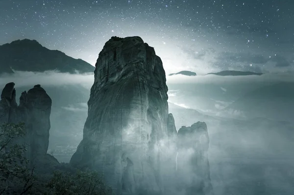 Kalabaka Montañas Grecia Vista Nocturna Rock Con Estrellas Cielo — Foto de Stock