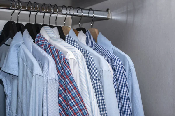 Uomo Camicie Appese Nel Ripostiglio Appartamento Living Home Interior — Foto Stock