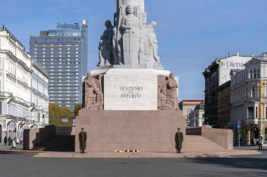 Riga - Eki 08: Özgürlük Anıtı ve Gökyüzü Riga Arka Plan olarak 08 Ekim tarihinde. Letonya'da 2018