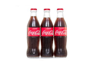 Berlin - 26 Mayıs: Klasik ıslak cam Şişe Coca-Cola İçecek 26 Mayıs'ta Berlin'de beyaz arka plan izole. Almanya'da 2019